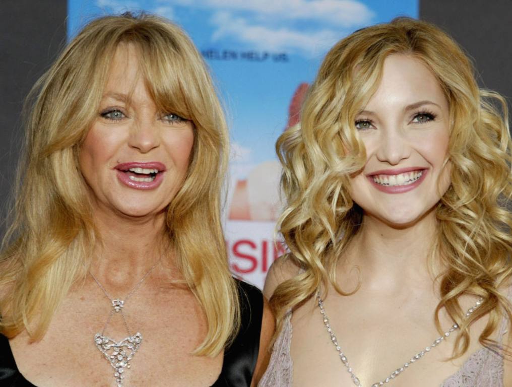 Blondes Goldie Hawn (left) and her daughter, actress Kate Hudson attend the film premiere of the romantic comedy "Raising Helen" on May 26, 2004 at the El Capitan Theatre, in Hollywood, California.