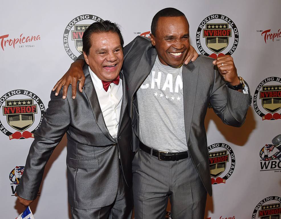 Former boxers Roberto Duran (L) and Sugar Ray Leonard arrive at the second annual Nevada Boxing Hall of Fame Induction Gala.